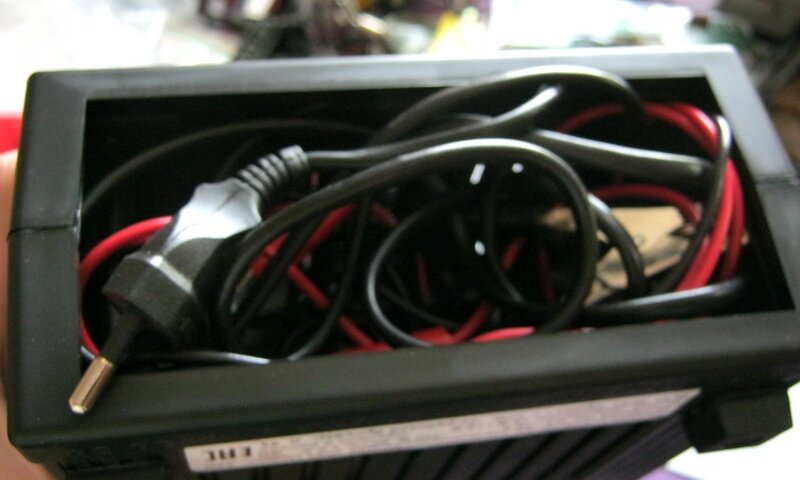 Зарядное устройство - отсек для кабелей